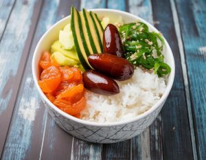 Poke con ingredientes variados y dos dátiles - Global Foods - gfespana.es